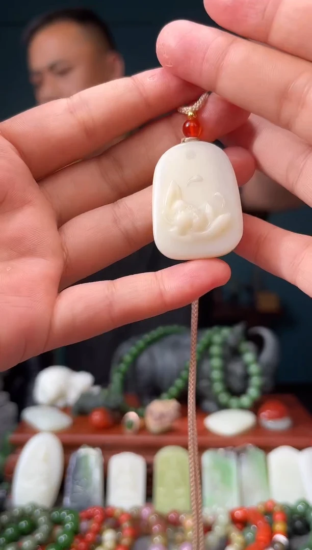和田玉未镶嵌颈饰吊坠