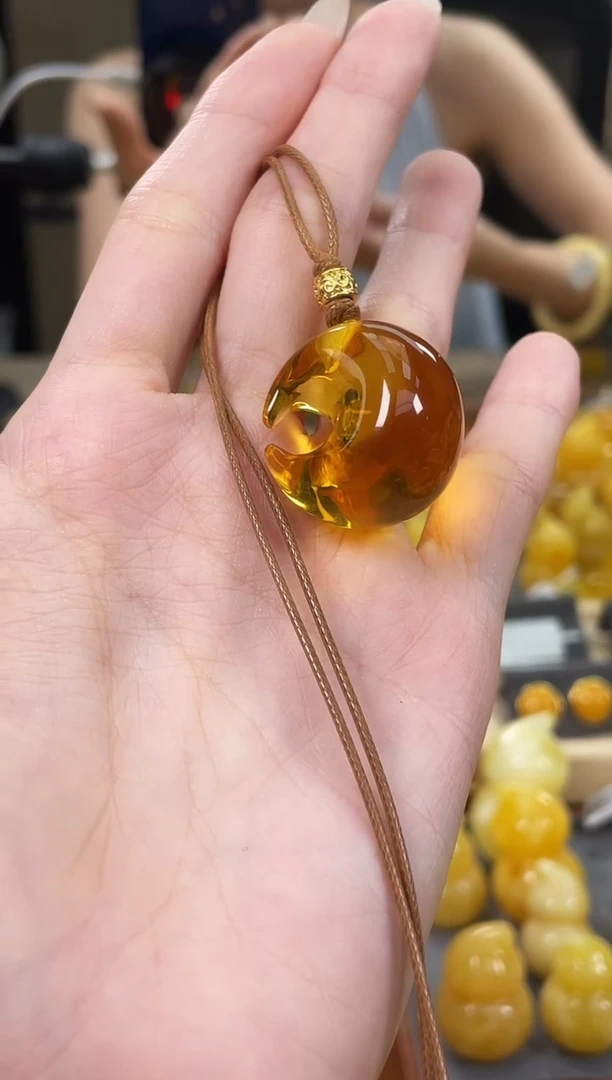 未镶嵌琥珀裸石j75