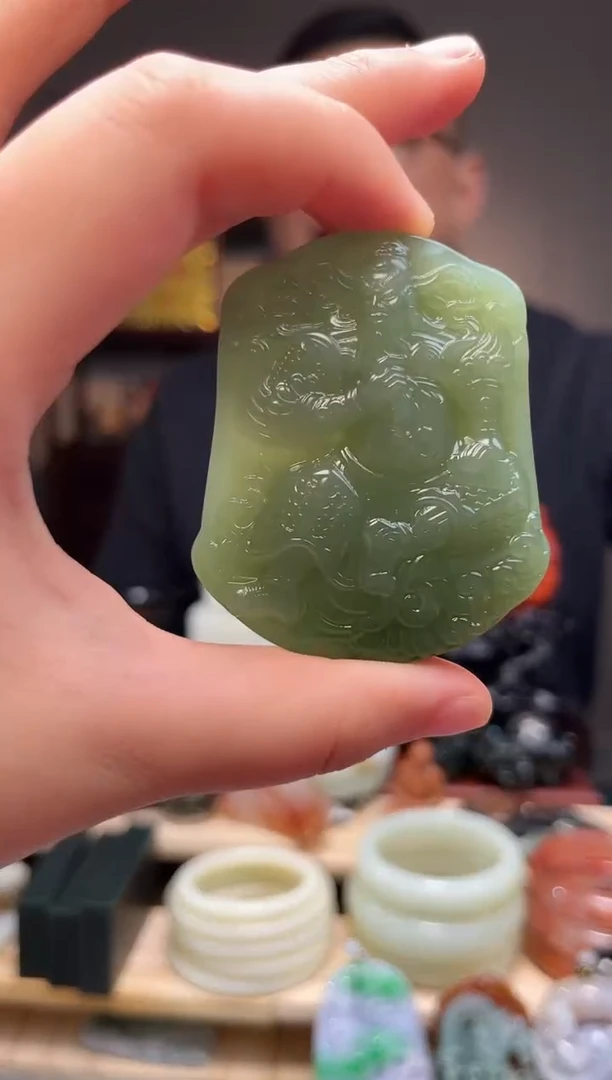 颈饰未镶嵌和田玉吊坠