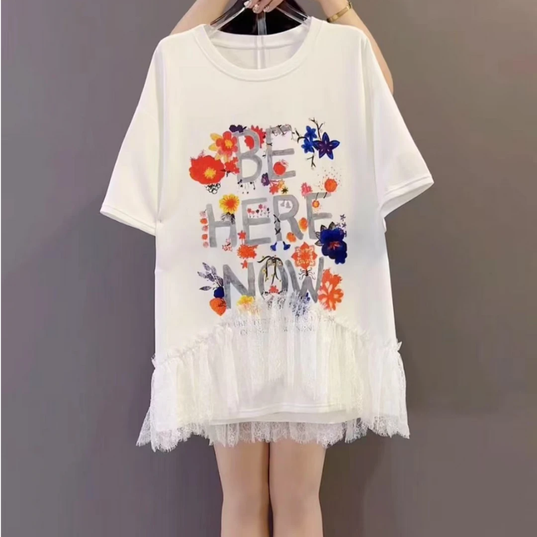 彩绘字母时尚百搭拼接蕾丝拼接圆领短袖中长款大衫（长72左右）