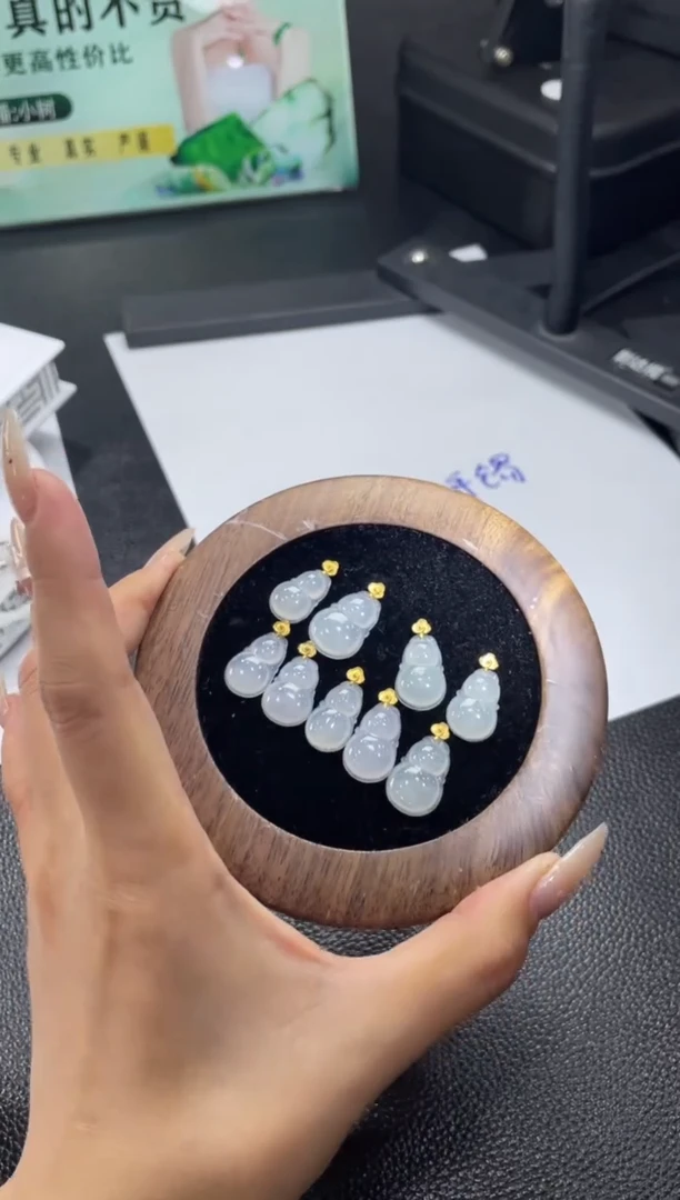 18K金镶嵌挂件翡翠鹿*。FL122006/多样性发一件（不含链）