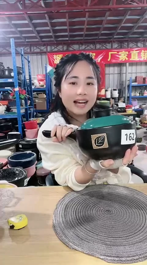 【闪购商品】162瑕疵黑色手把奶锅带盖不圆