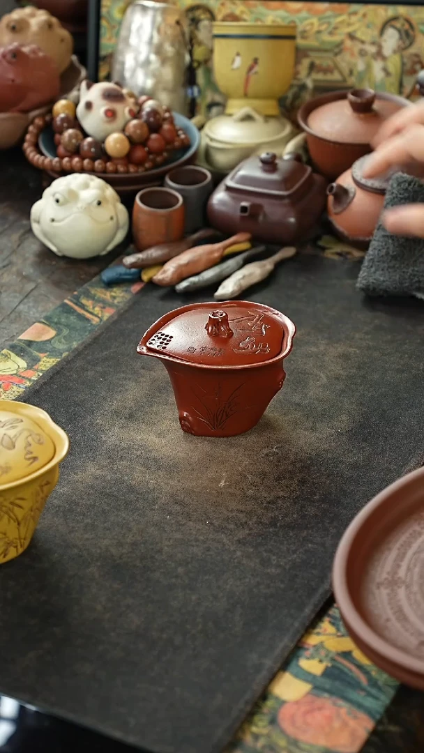 朱泥刻绘兰花紫砂手抓壶