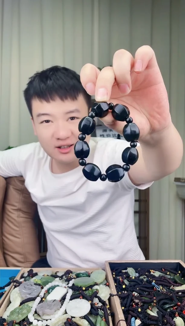 玉欢****V玉吊坠拍一发一