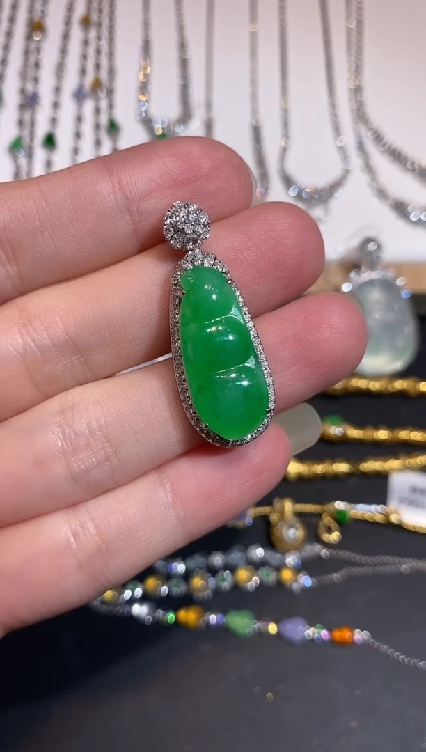 颈饰18K金镶嵌翡翠吊坠