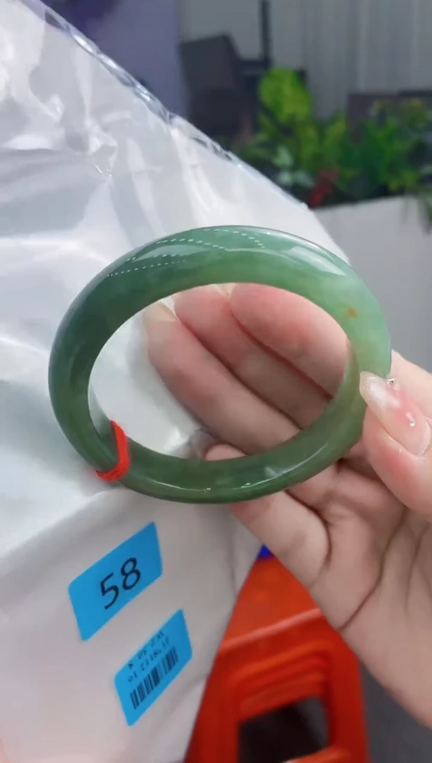 翡翠手镯未镶嵌翡翠手镯