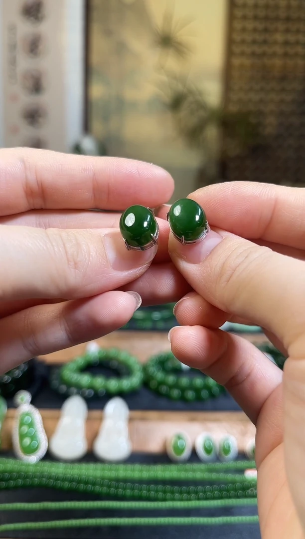 颈饰银S925镶嵌和田玉辣阳绿蛋面耳钉一对