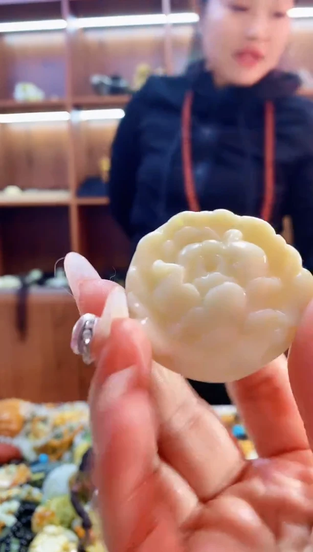 未镶嵌蛇纹石玉吊坠