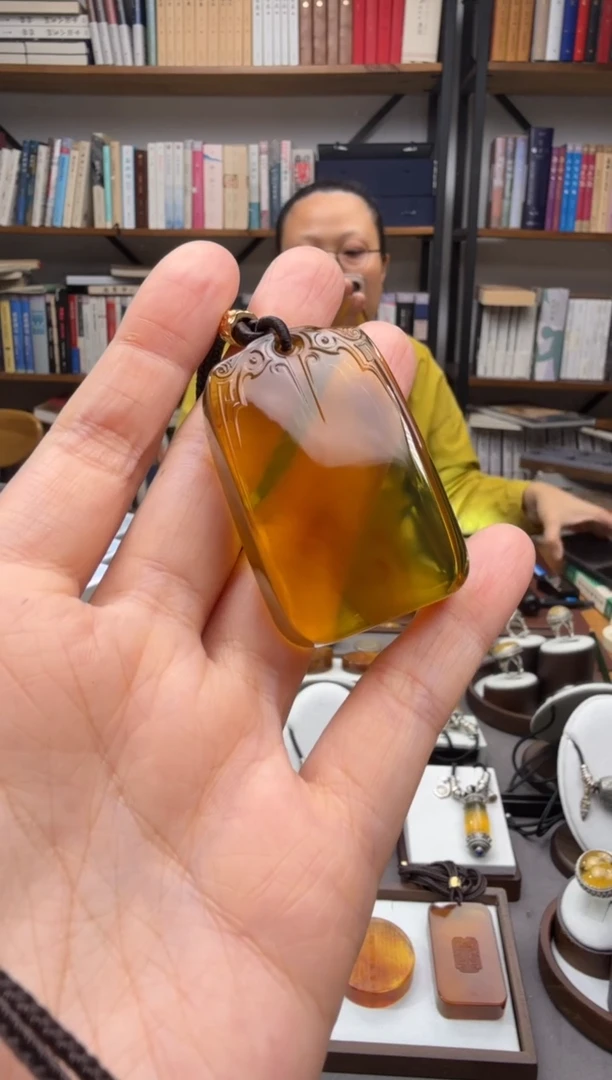 未镶嵌颈饰琥珀无事牌吊坠