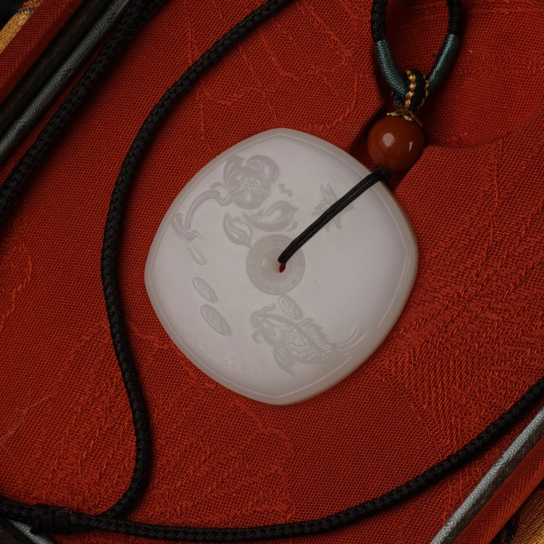 XX10407二十世纪和田玉鱼戏莲方扣