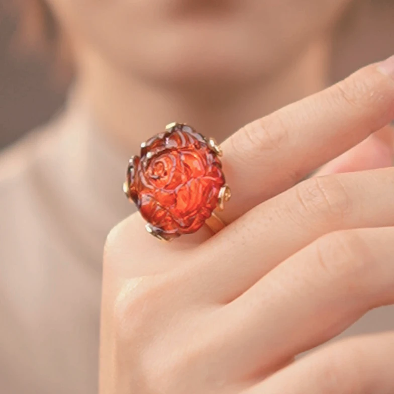 夏歌珠宝-缅甸血珀牡丹花雕刻件大戒指时尚复古女士红色中国风