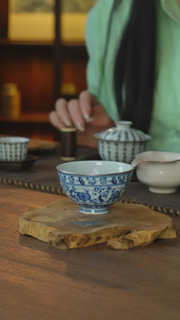 包银青花缠枝莲杯..