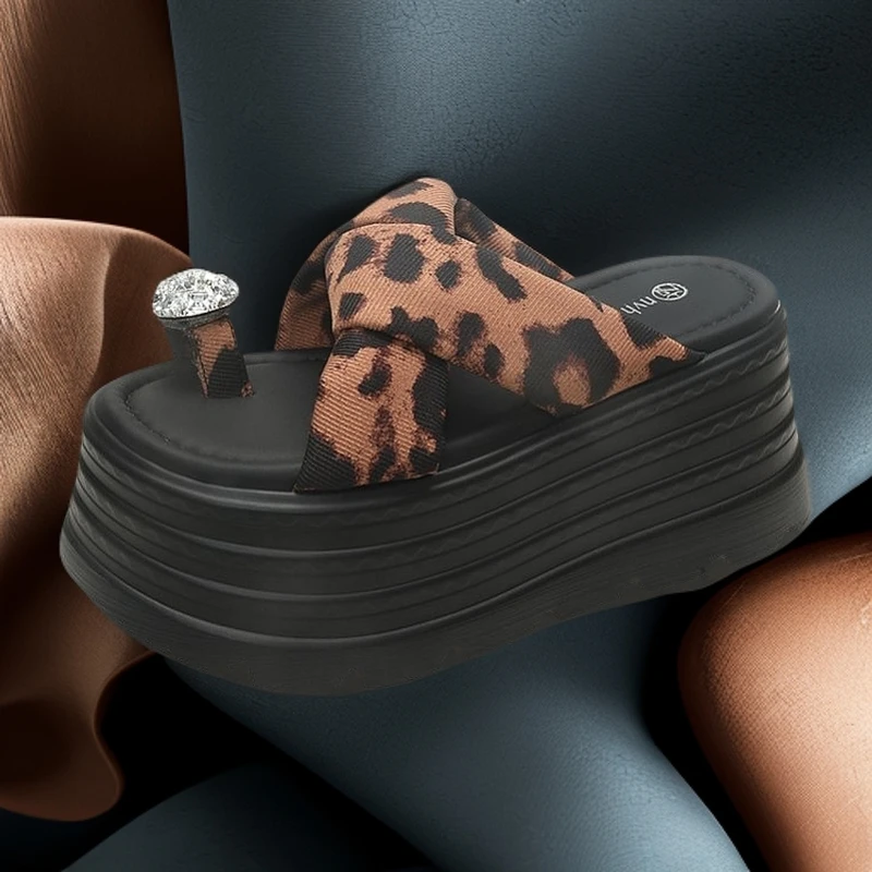 2025新款厚底增高显瘦9公分豹纹水钻套趾交叉带百搭沙滩凉拖鞋女