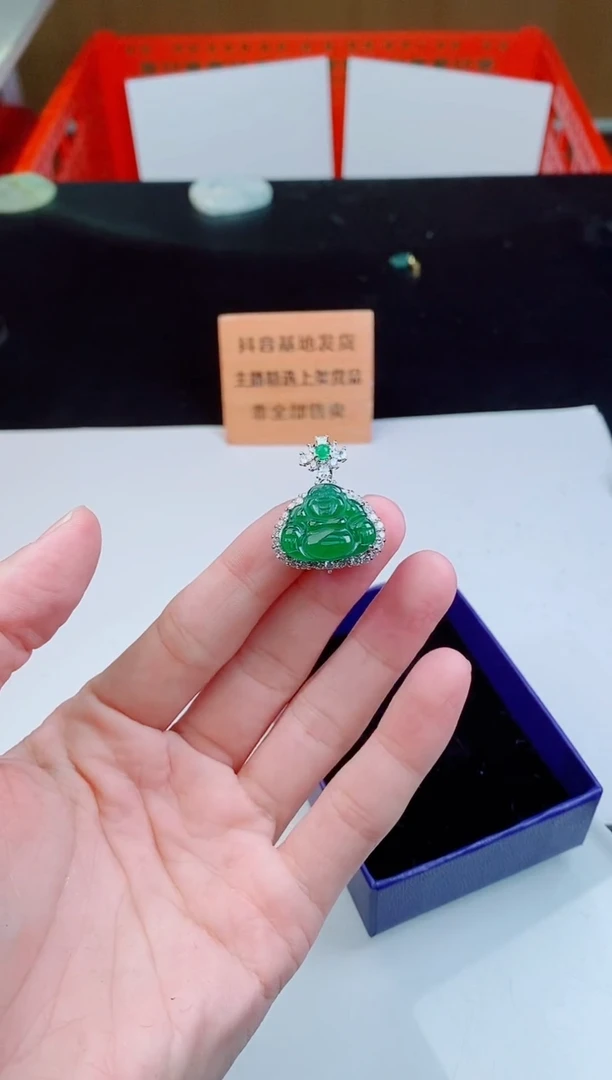 颈饰未镶嵌翡翠    `