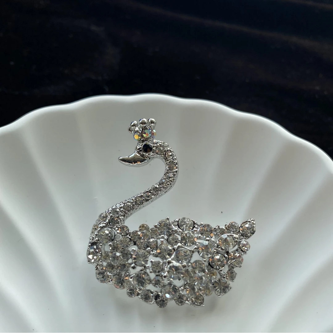 钛钢胸针 天鹅胸针高档女款优雅轻奢气质高级感西装胸花Q1013