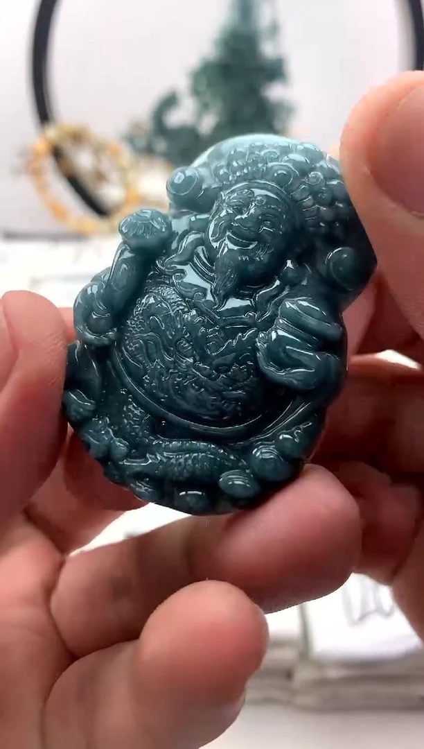翡翠未镶嵌颈饰财神