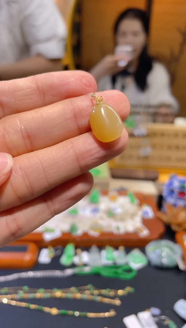 翡翠18K金镶嵌颈饰18K金镶嵌