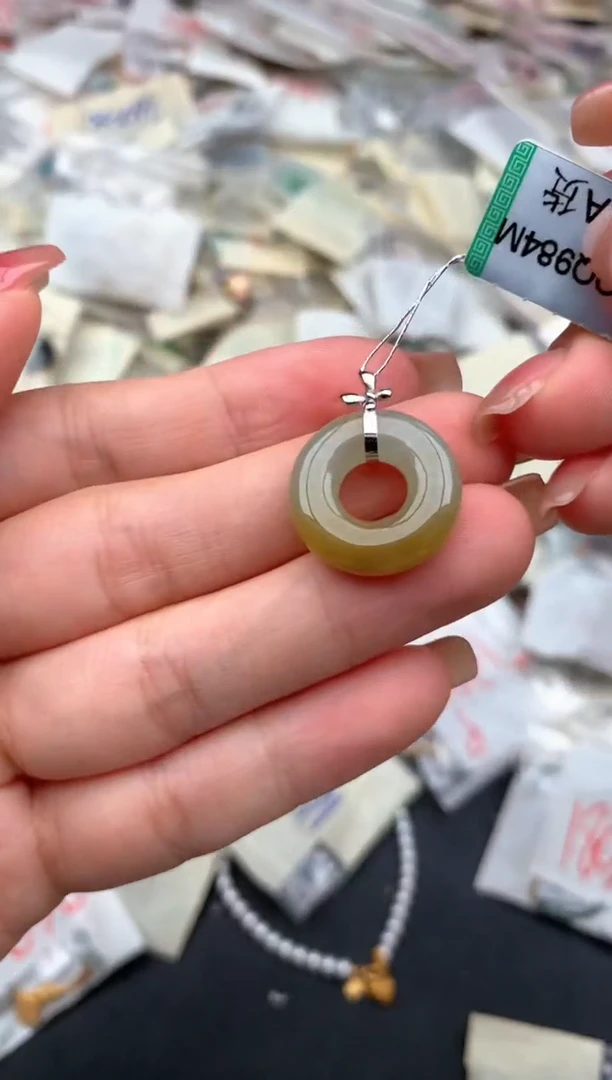 18K金镶嵌挂件翡翠一