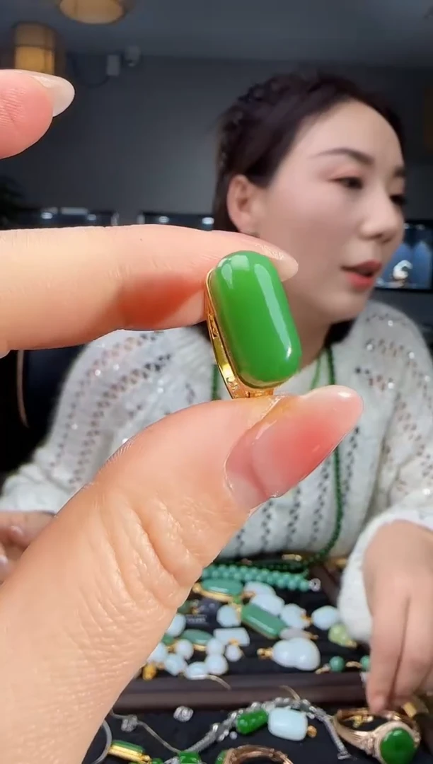 18K金镶嵌戒指和田玉1