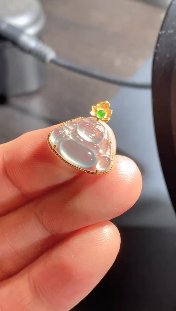 颈饰18K金镶嵌翡翠