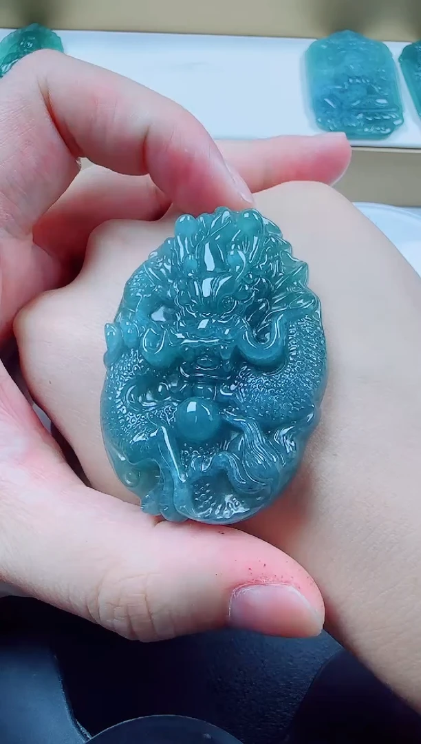 翡翠未镶嵌颈饰龙牌