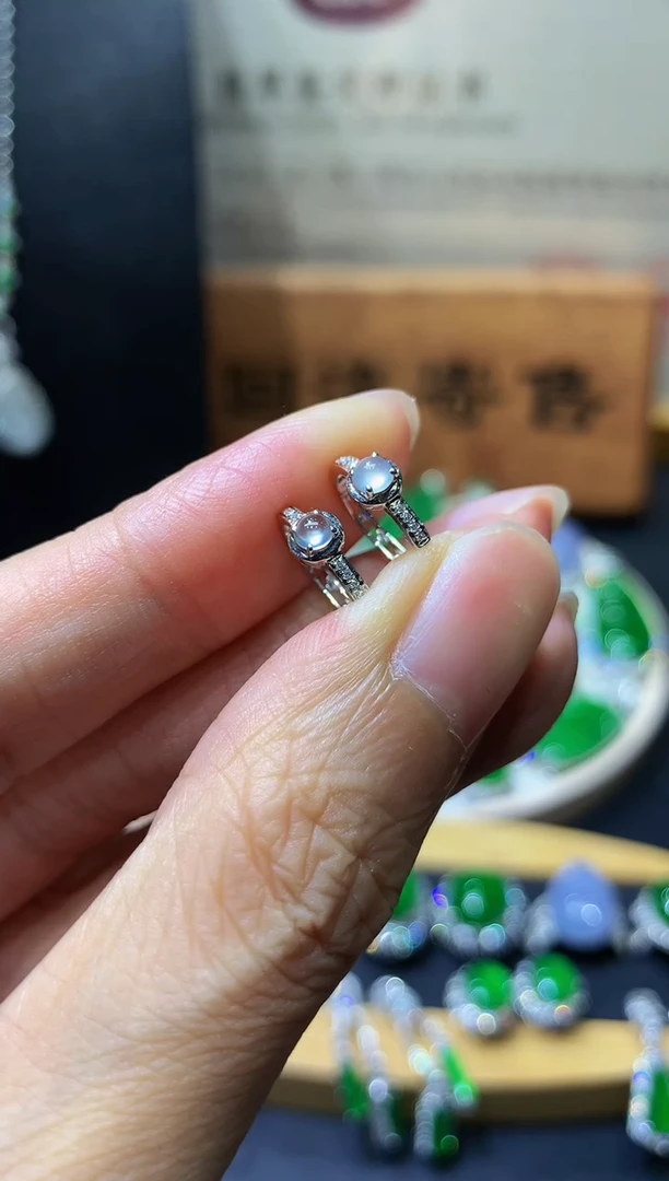 18K金镶嵌翡翠耳饰团购