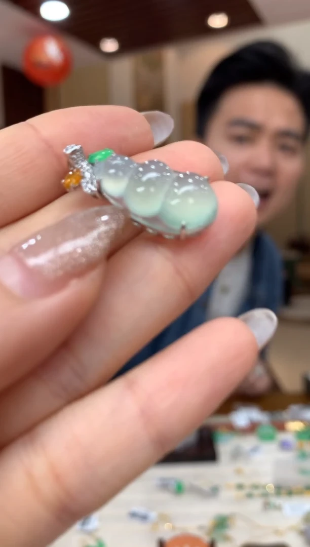 吊坠(不含链)18K金镶嵌翡翠豆子