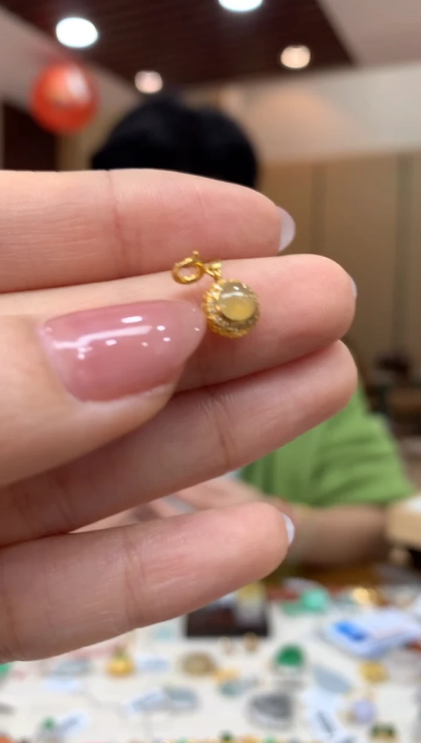 吊坠(不含链)18K金镶嵌翡翠蛋面