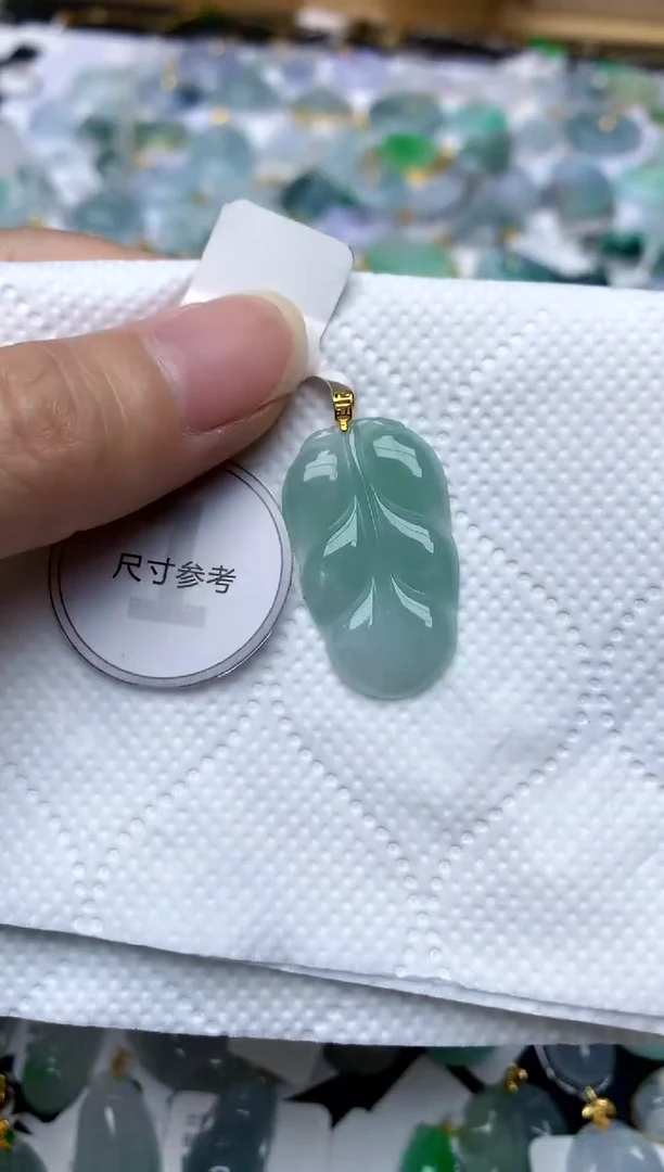 颈饰18K金镶嵌翡翠天然A货翡翠