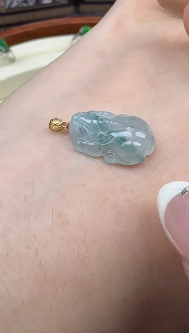 颈饰18K金镶嵌翡翠貔貅