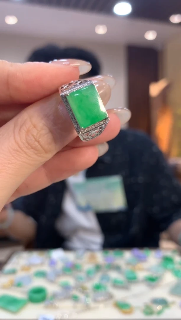 翡翠戒指18K金镶嵌戒指