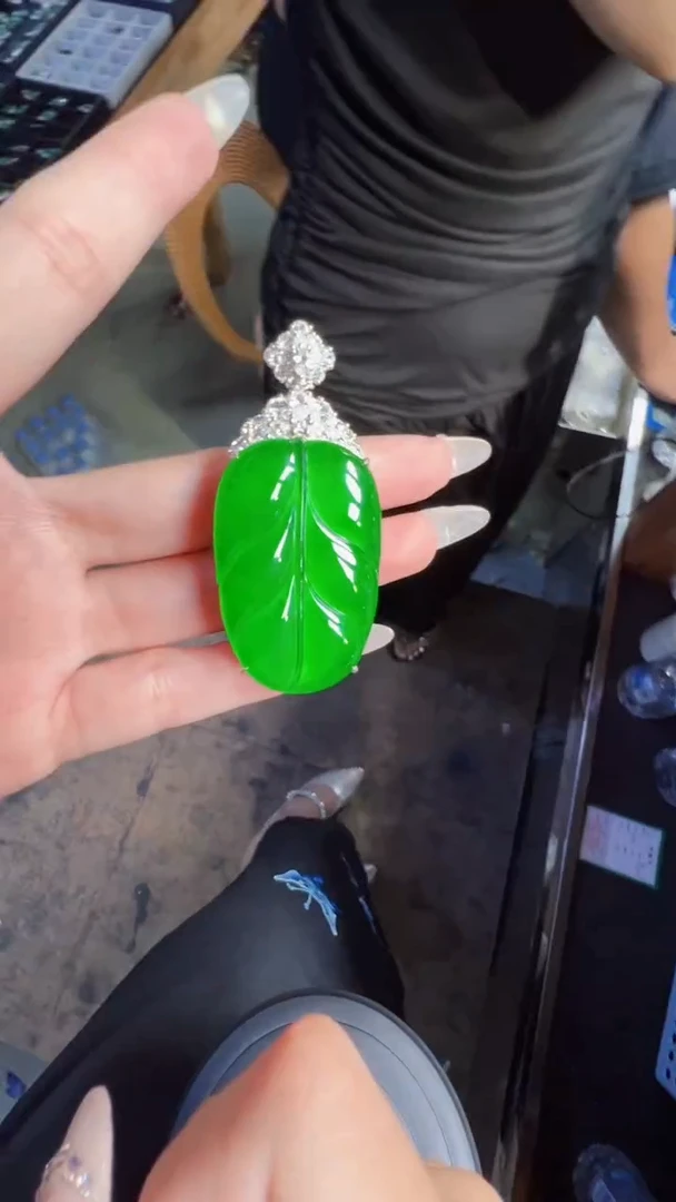 未镶嵌定制翡翠翡翠A货有轻微色差属于正常现象，叶子多样性发货1