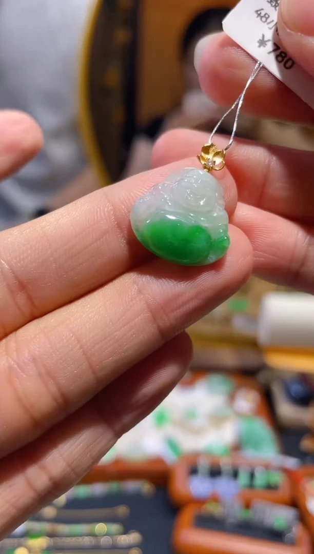 翡翠18K金镶嵌颈饰佛公