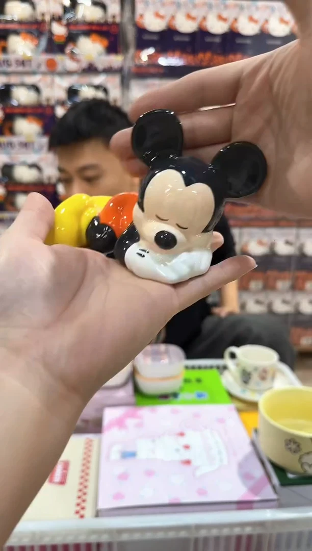 瓷片米奇趴着存钱罐