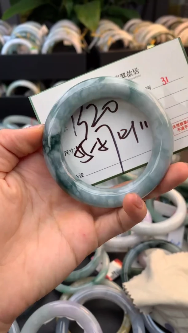 未镶嵌定制翡翠毛货需精细抛光+多人