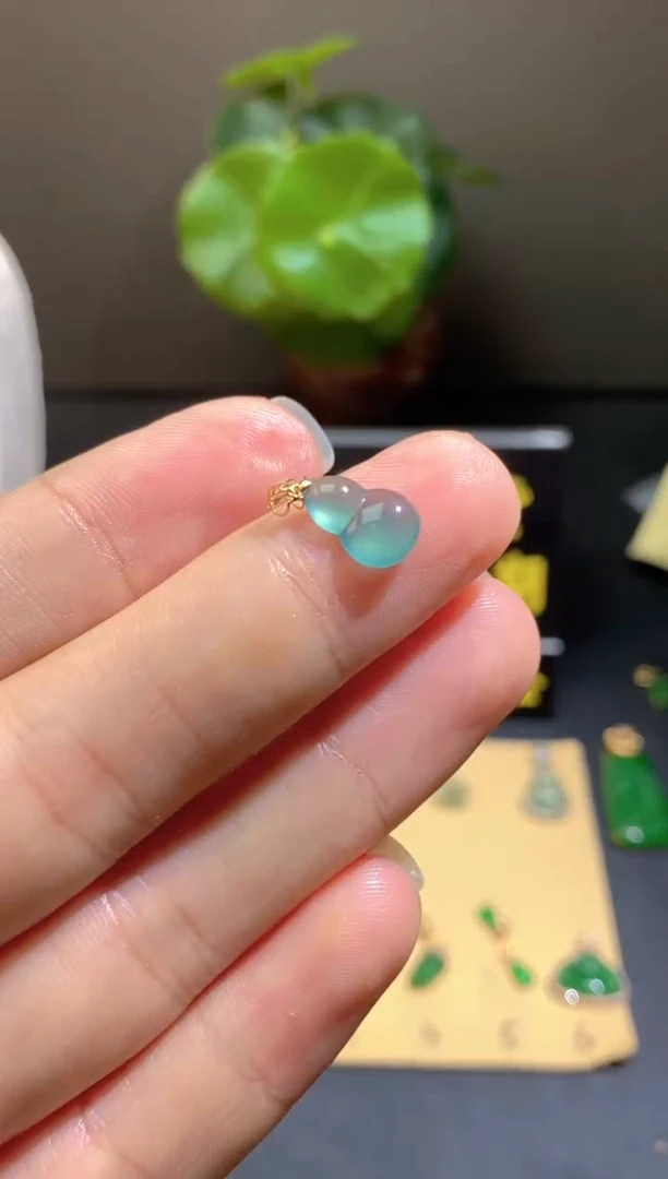 颈饰18K金镶嵌翡翠翡翠A货