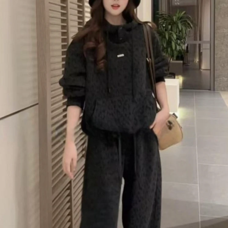 时尚两件套冬季新款洋气连帽小标卫衣+松紧腰休闲裤豹纹加绒套装