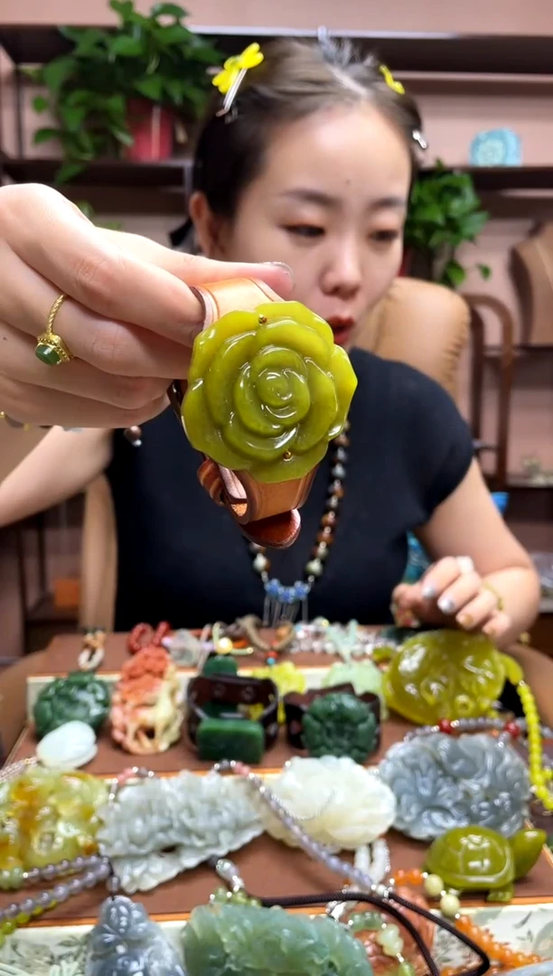未镶嵌岫玉吊坠多样性发货发其中之一