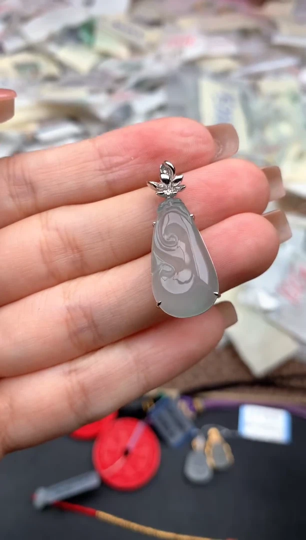 18K金镶嵌挂件翡翠一