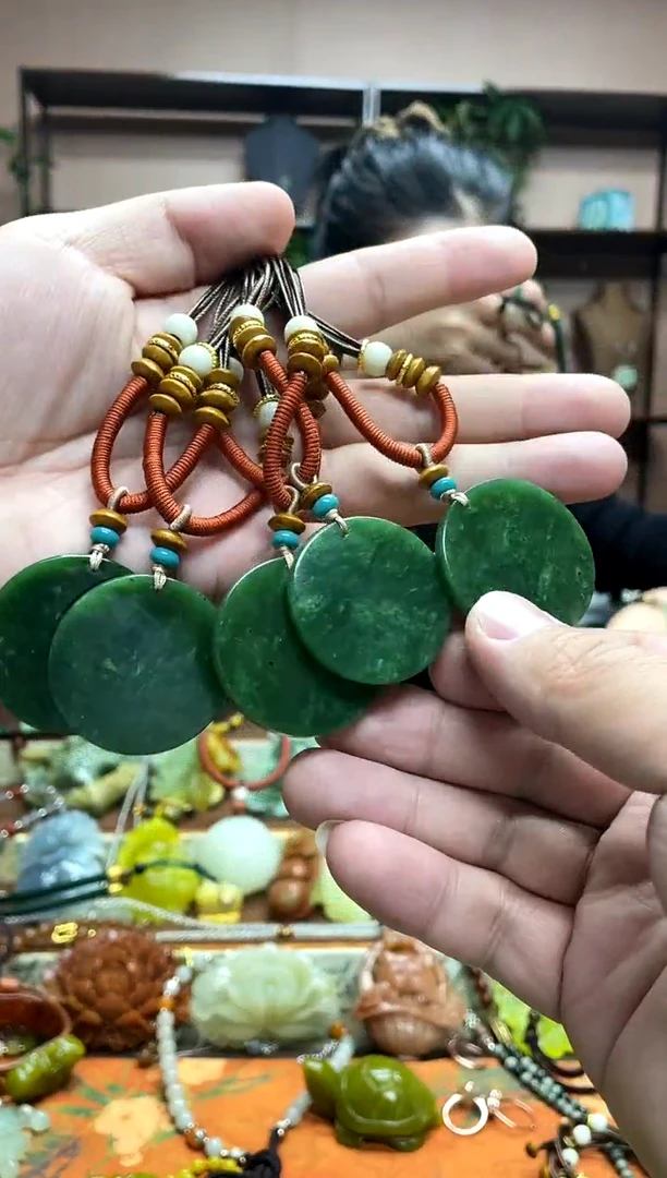 颈饰未镶嵌和田玉多样性发货发其中之一