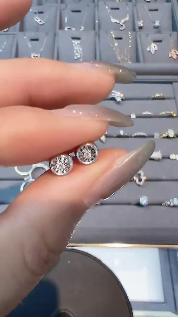 【闪购商品】钻石耳饰18K金镶嵌耳钉