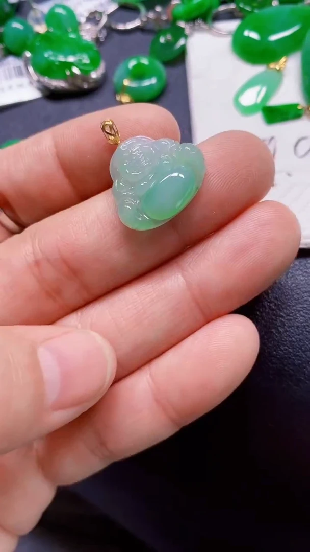 颈饰18K金镶嵌翡翠佛