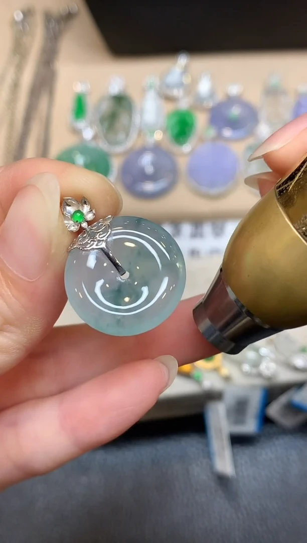 颈饰18K金镶嵌翡翠平安扣【无服务费