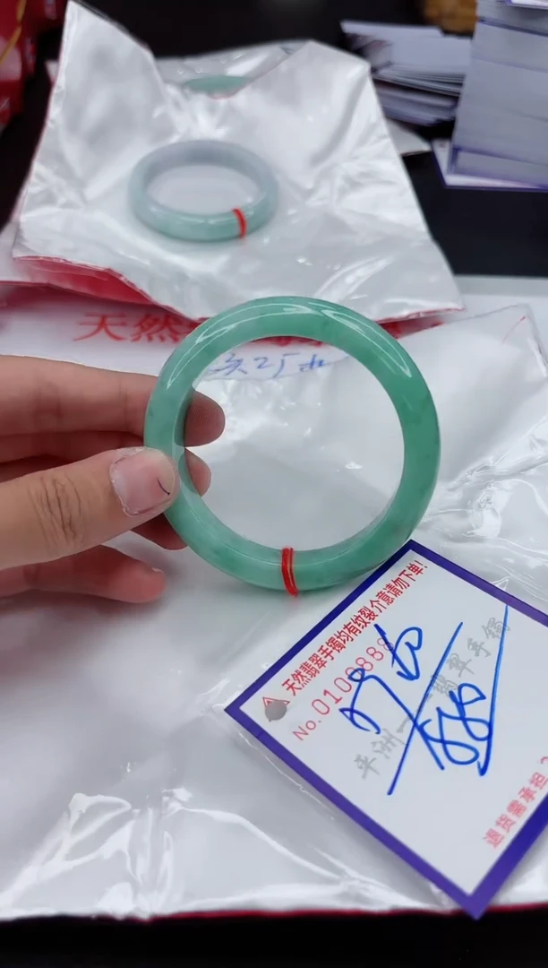 翡翠手镯未镶嵌1