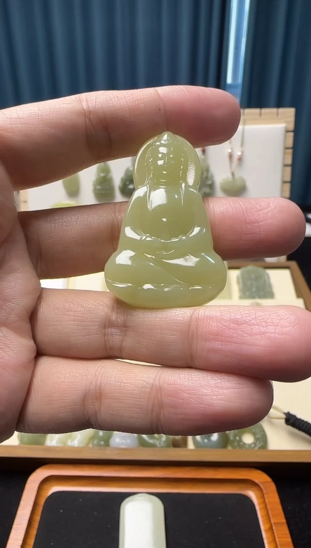 吊坠(赠链)未镶嵌和田玉观音