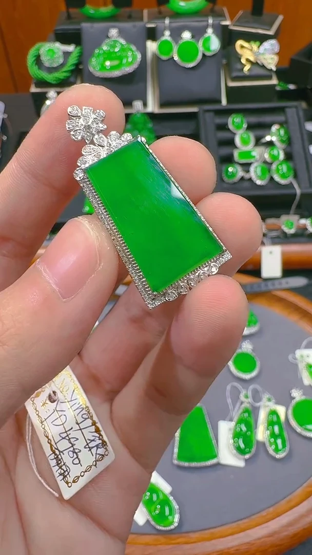 【闪购商品】翡翠吊坠(赠链)18K金镶嵌天然A货翡翠