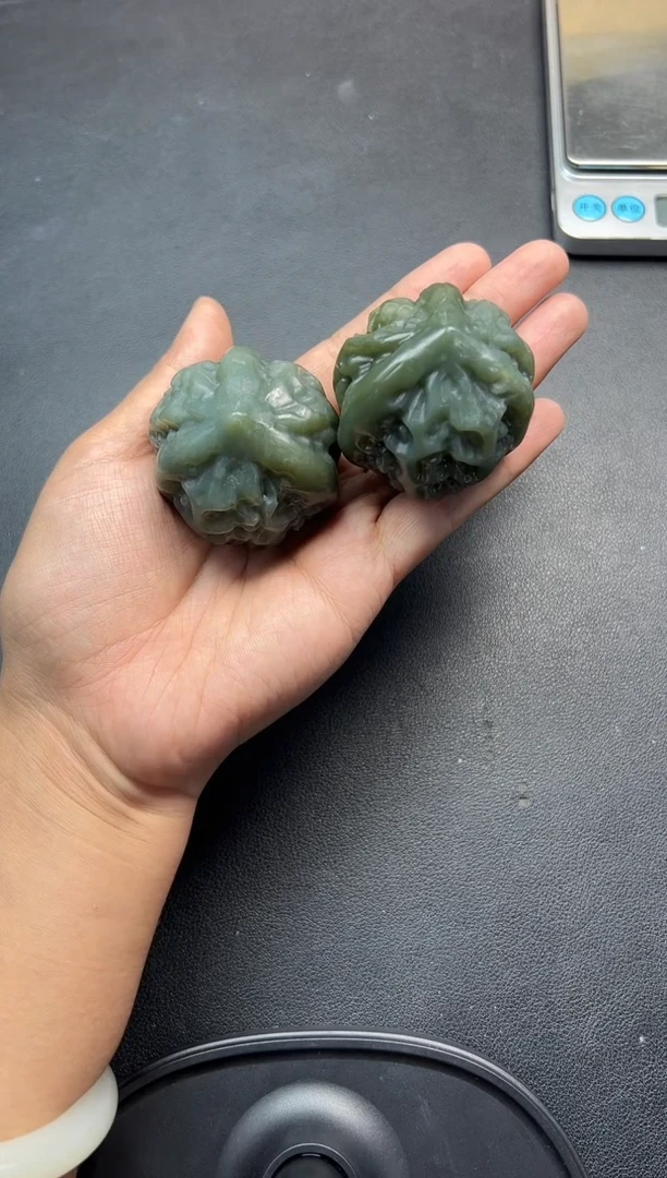 吊坠(赠链)未镶嵌和田玉且末微色差近矿核桃把件拍一发二