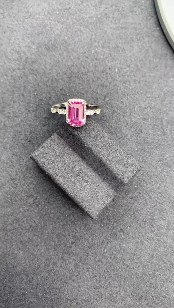 【闪购商品】彩色蓝宝石戒指18K金镶嵌1.2ct无烧粉蓝宝戒指