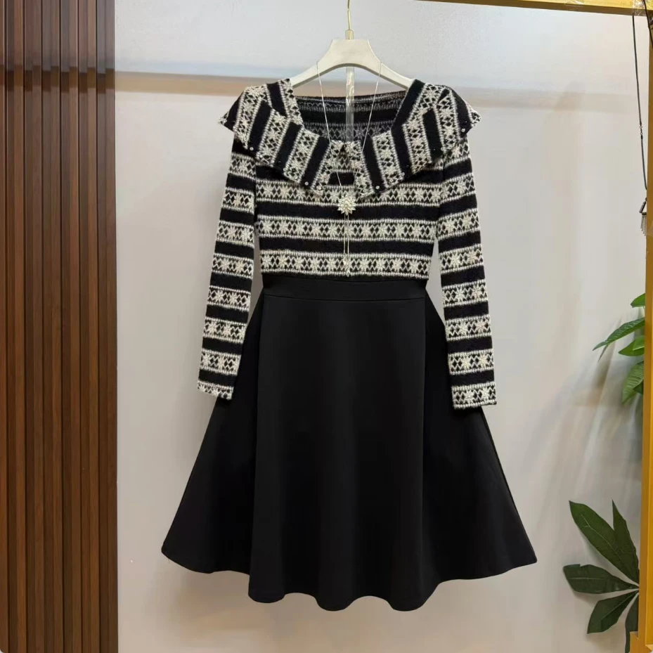 秋冬大码新款时尚洋气蕾丝条纹拼接方领气质显瘦连衣裙