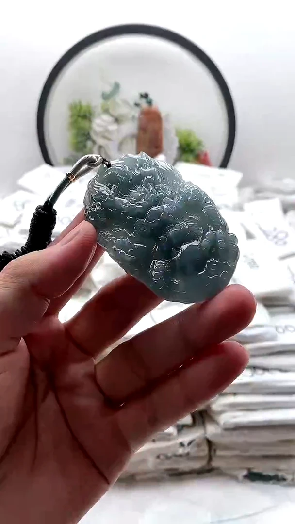 颈饰未镶嵌翡翠龙牌
